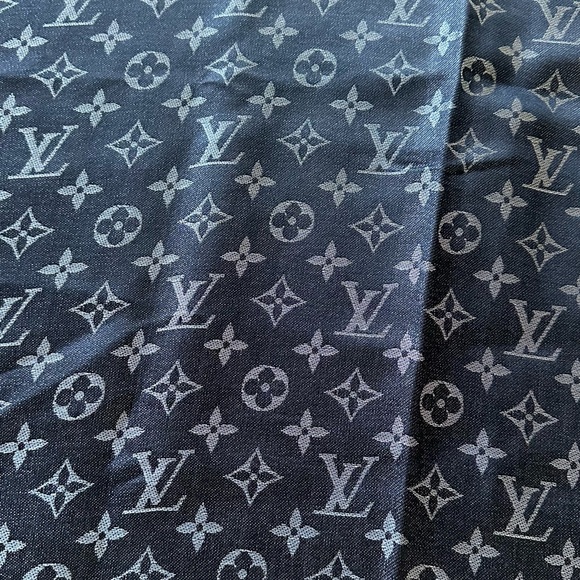 100% Authentic Louis Vuitton Monogram Shine Scarf - Picture 6 of 9